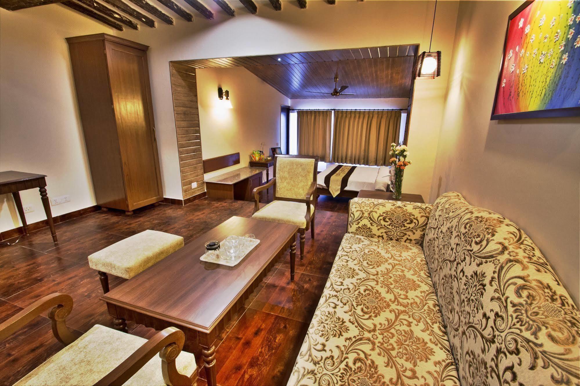 One Earth Royale Boutique Hotel Масурі Екстер'єр фото