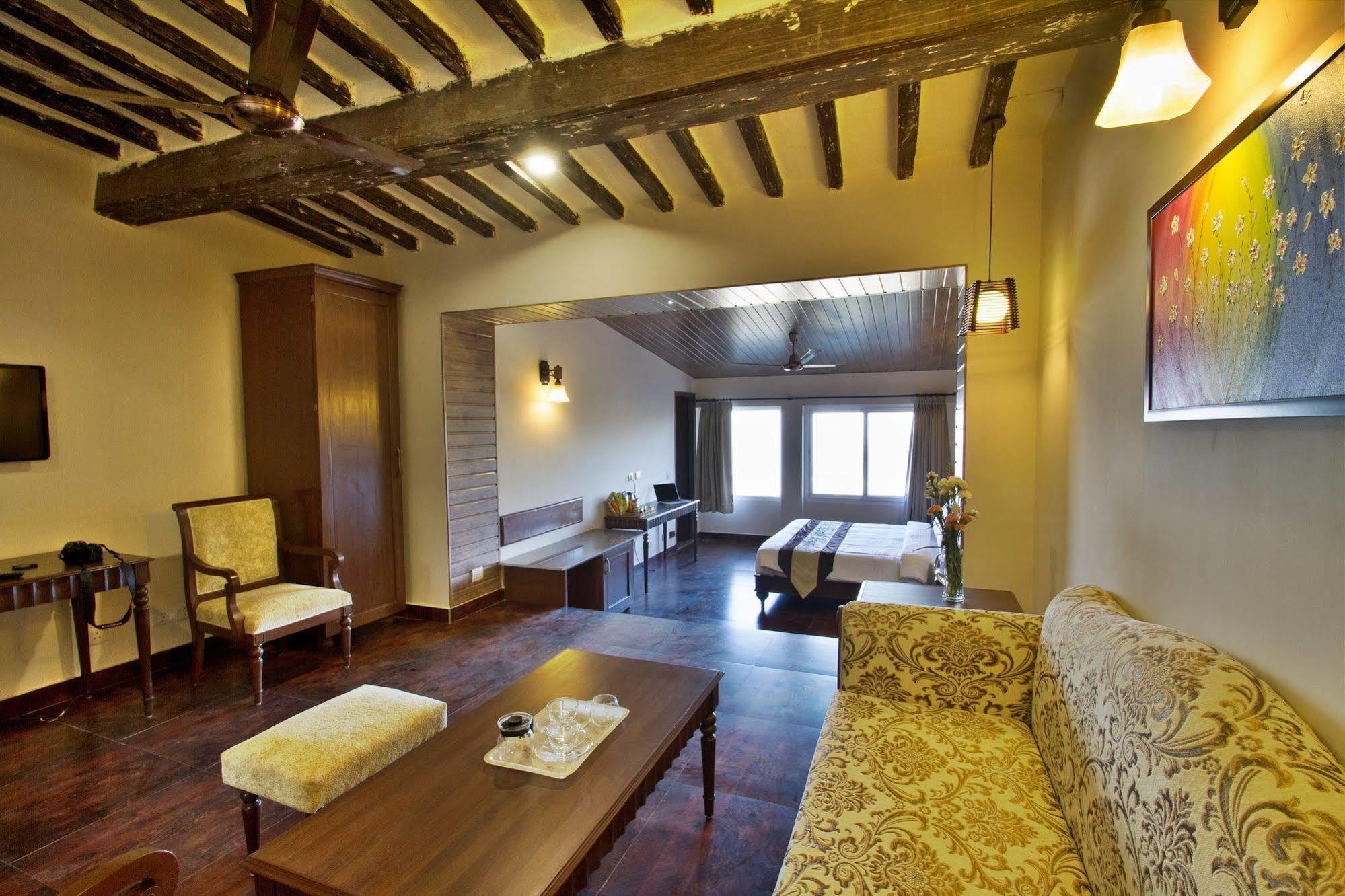 One Earth Royale Boutique Hotel Масурі Екстер'єр фото