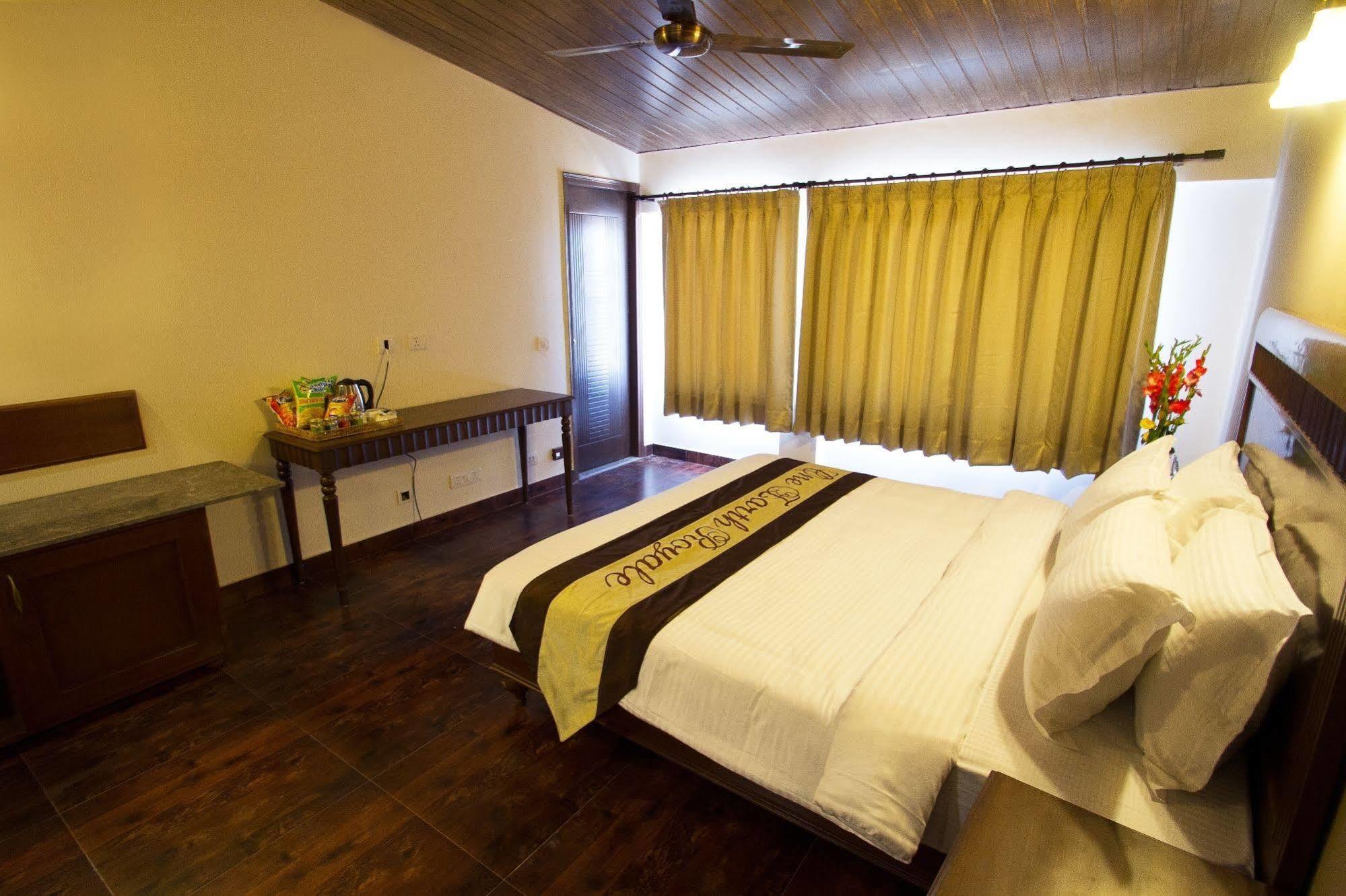 One Earth Royale Boutique Hotel Масурі Екстер'єр фото