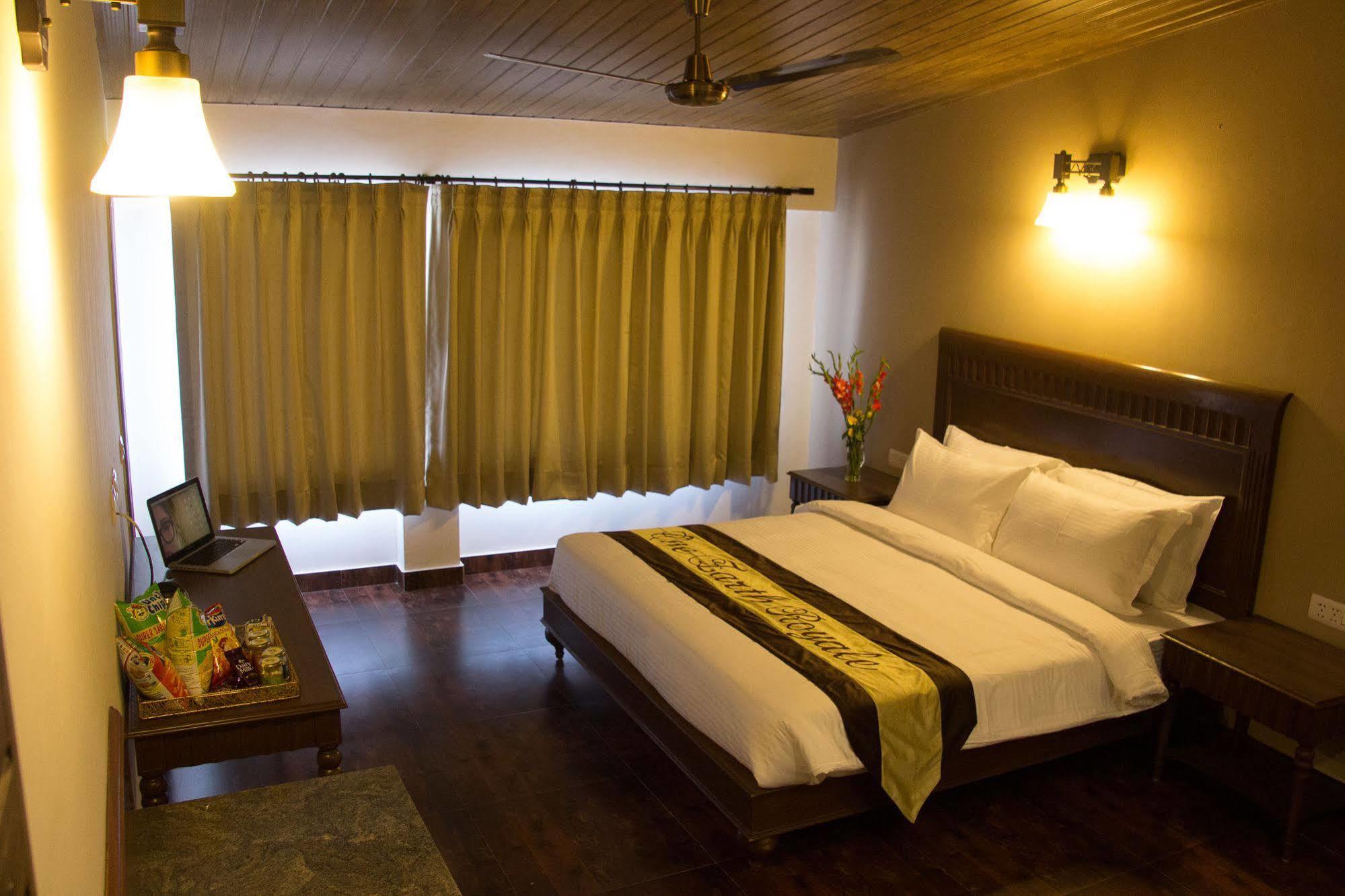 One Earth Royale Boutique Hotel Масурі Екстер'єр фото