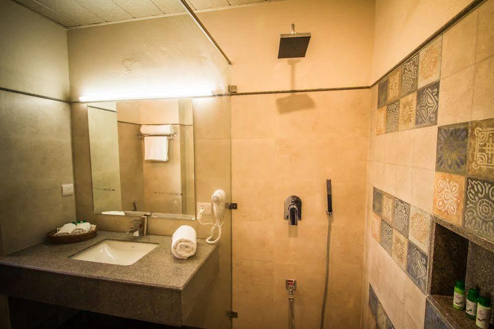 One Earth Royale Boutique Hotel Масурі Екстер'єр фото