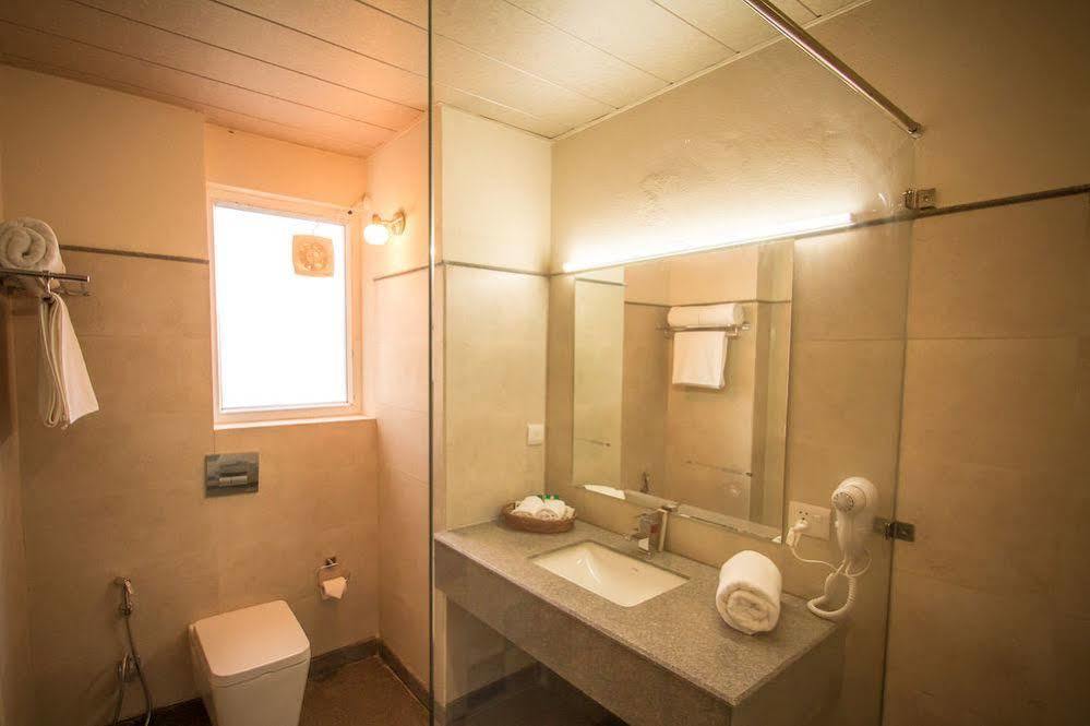 One Earth Royale Boutique Hotel Масурі Екстер'єр фото
