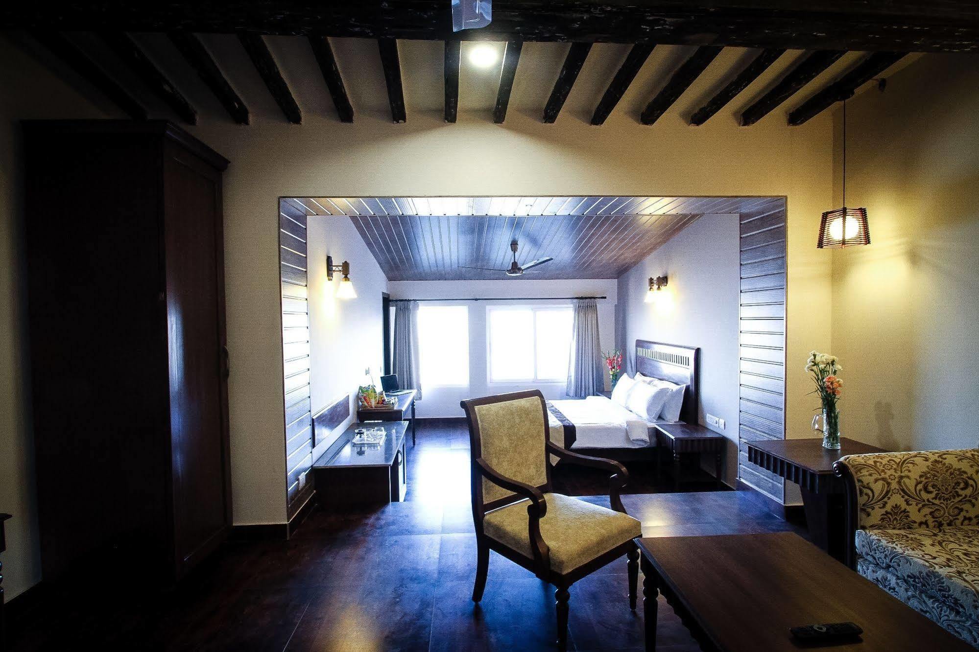 One Earth Royale Boutique Hotel Масурі Екстер'єр фото