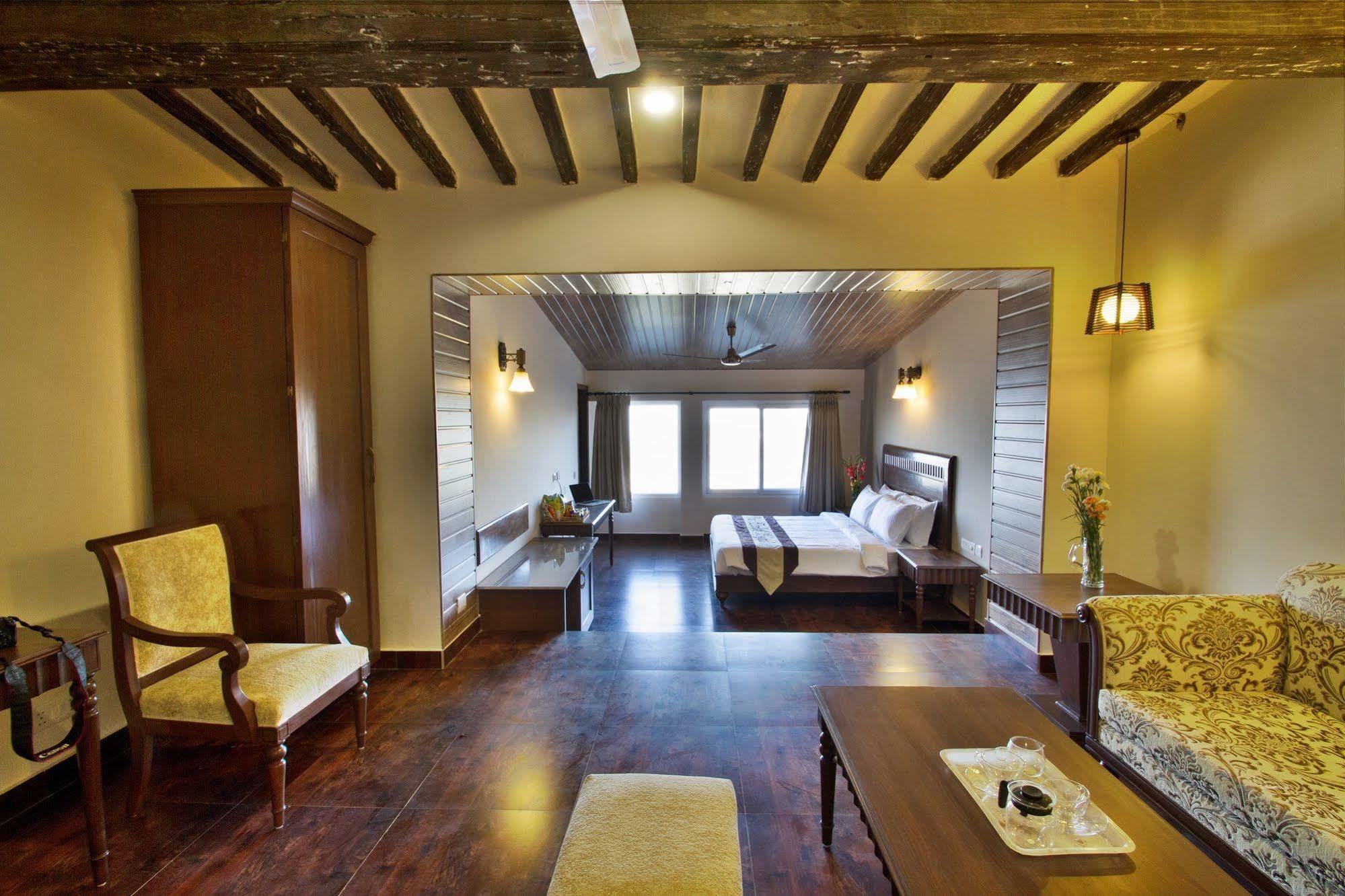 One Earth Royale Boutique Hotel Масурі Екстер'єр фото