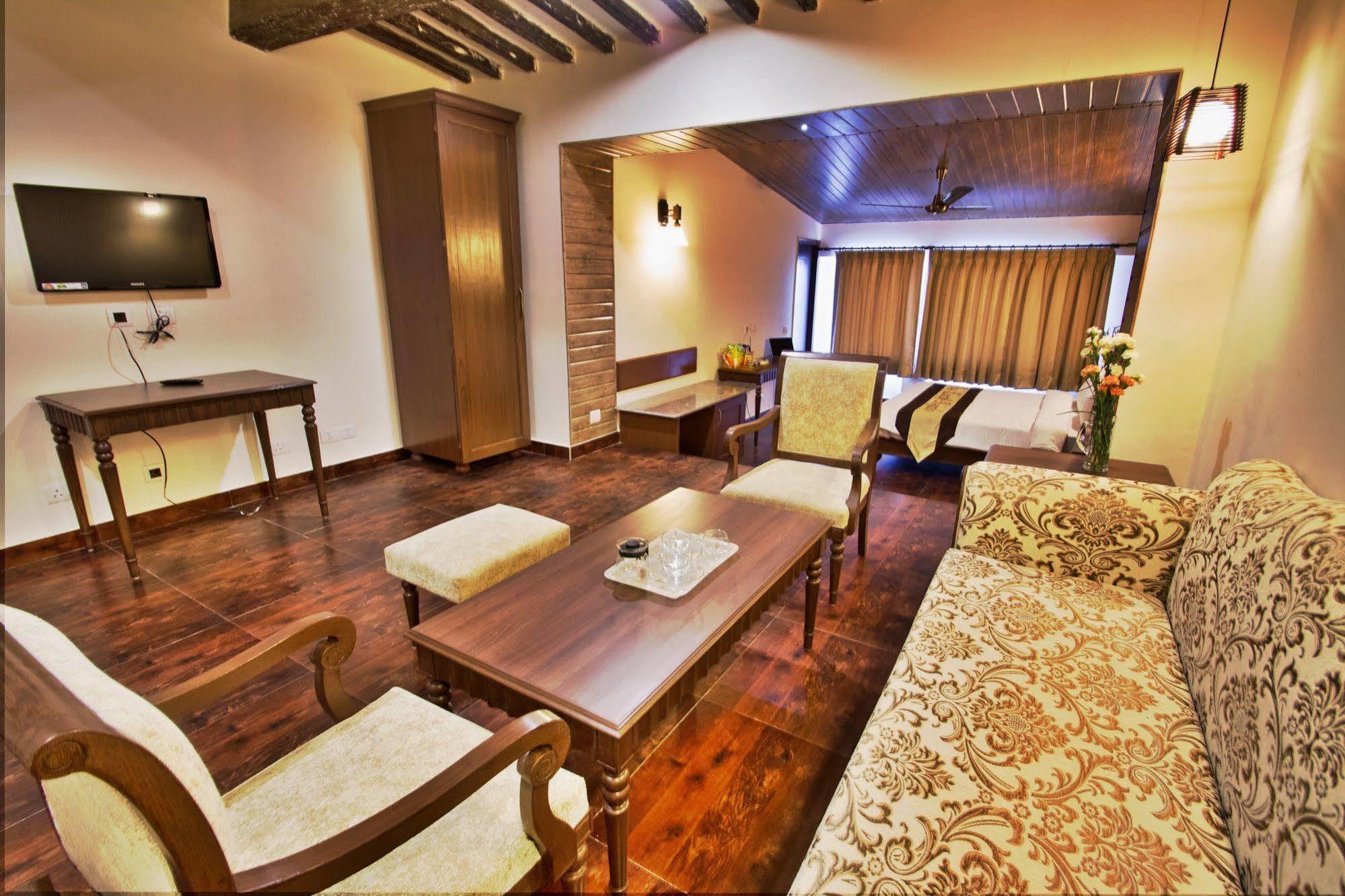 One Earth Royale Boutique Hotel Масурі Екстер'єр фото