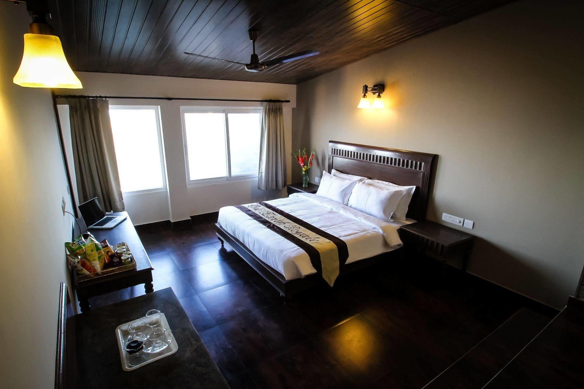One Earth Royale Boutique Hotel Масурі Екстер'єр фото