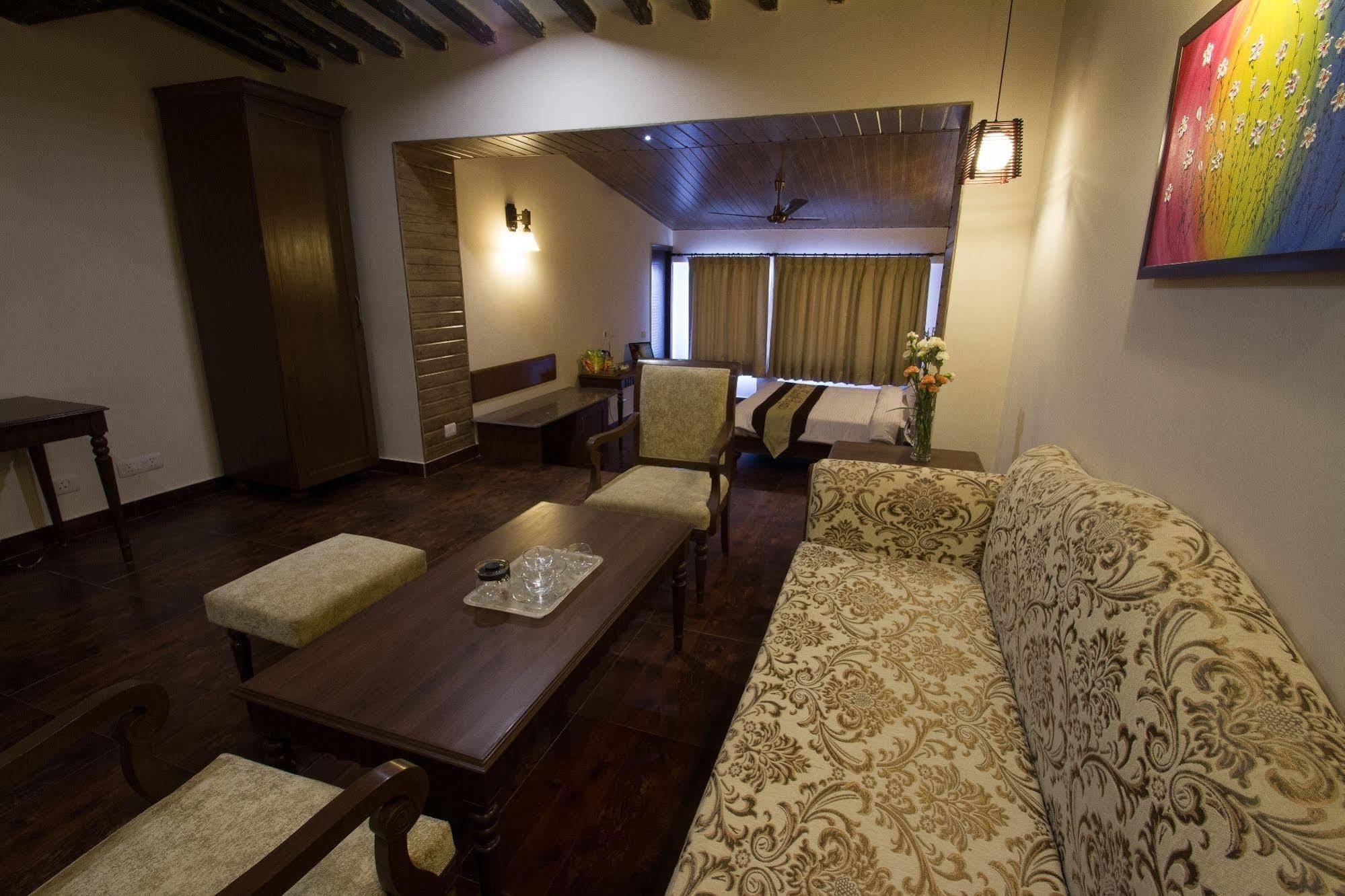 One Earth Royale Boutique Hotel Масурі Екстер'єр фото