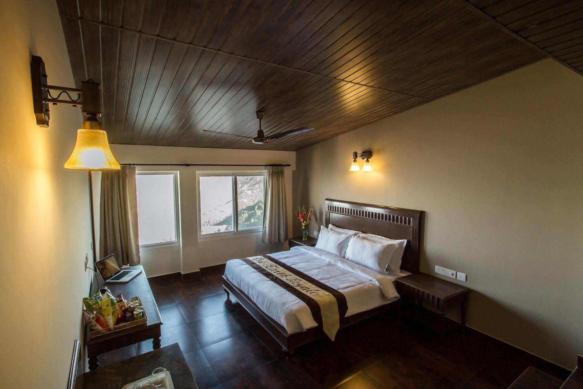 One Earth Royale Boutique Hotel Масурі Екстер'єр фото