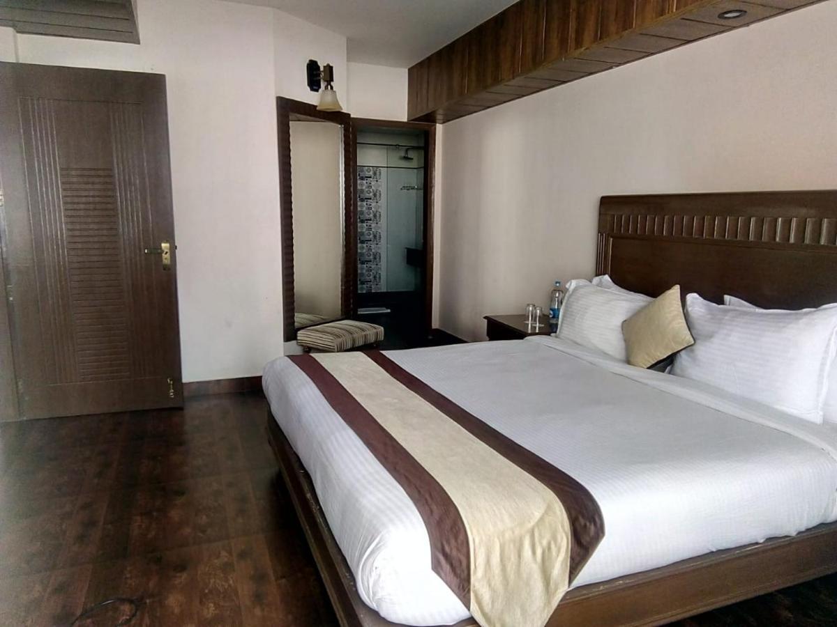 One Earth Royale Boutique Hotel Масурі Екстер'єр фото