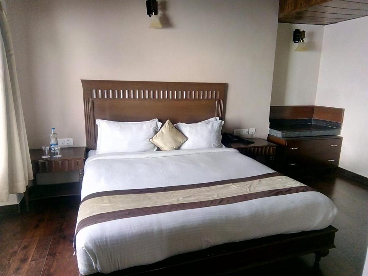 One Earth Royale Boutique Hotel Масурі Екстер'єр фото